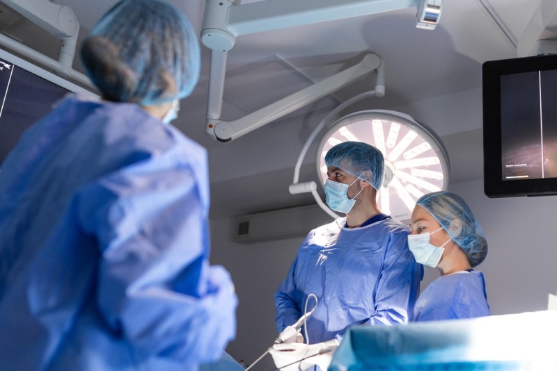 Care este deosebirea dintre chirurgia bariatrică deschisă și cea pe cale laparoscopică?